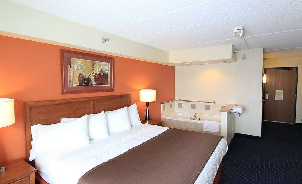 AmericInn Lodge & Suites Cedar Rapids Airport photo 1