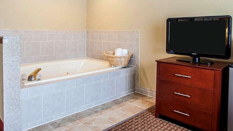 Quality Inn & Suites Davenport Near I-80
