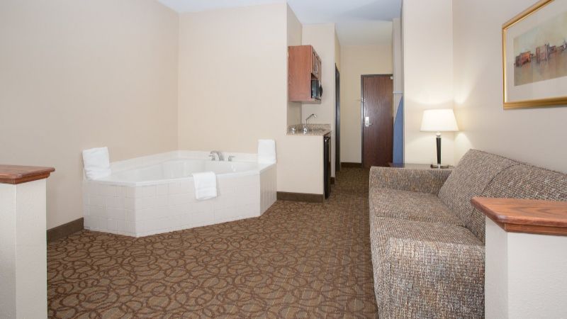 Holiday Inn Express and Suites Concordia US81