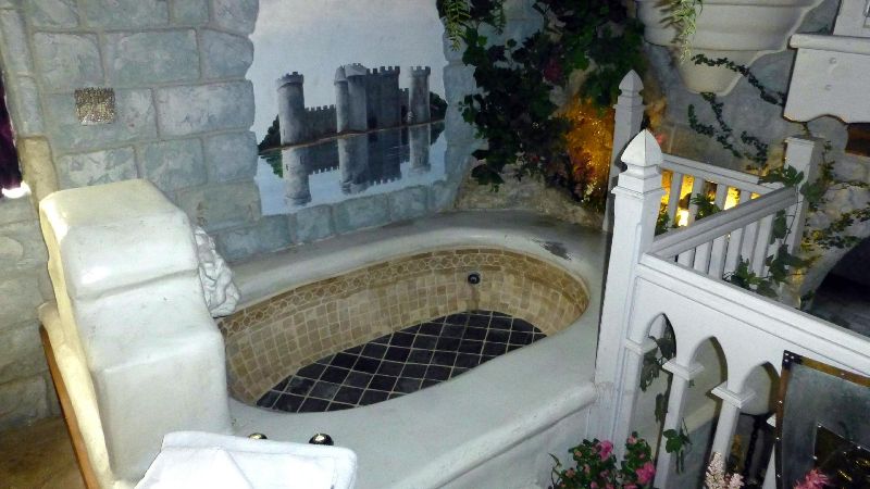 Holiday Inn Express Kansas City – Bonner Springs, an IHG Hotel - King Suite with In-Room Whirlpool Tub