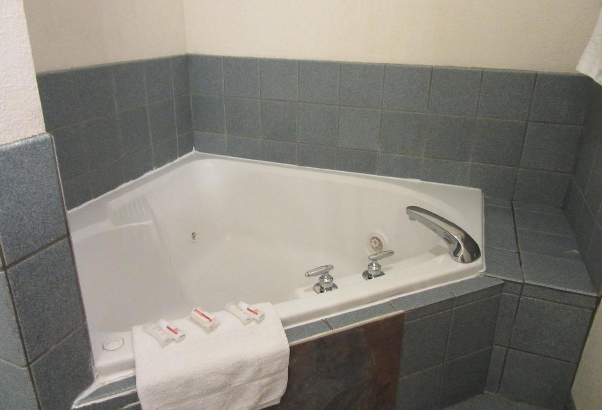Howard Johnson by Wyndham Wichita Airport