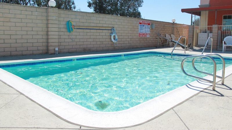 Quality Inn I-70 Near Kansas Speedway - King Suite with In-Room Whirlpool Tub
