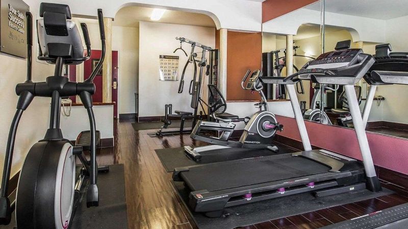 Super 8 by Wyndham Independence Kansas City - King Suite with In-Room Whirlpool Tub