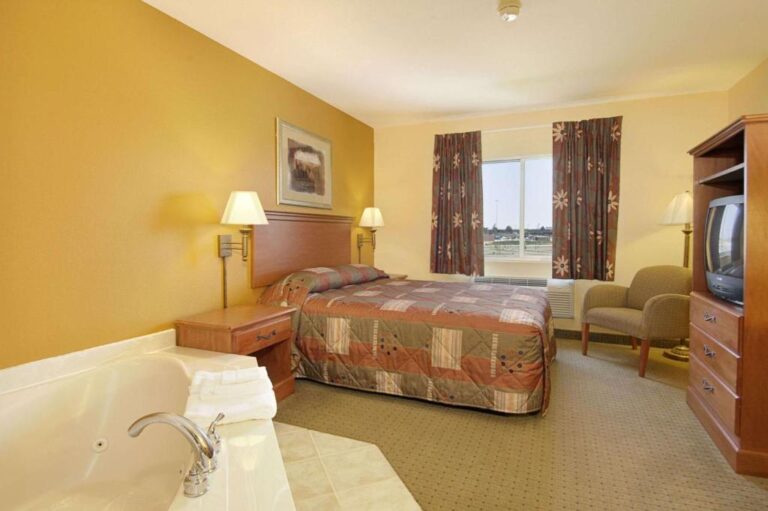 Super 8 by Wyndham Topeka at Forbes Landing photo 1