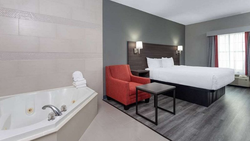 Ramada by Wyndham Sellersburg / Louisville North