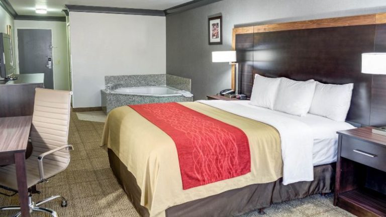Rachael's Dowry Bed and Breakfast - King Suite with In-Room Whirlpool Tub