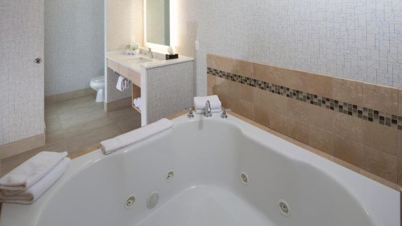 Holiday Inn Express & Suites Rochester Hills – Detroit Area By IHG