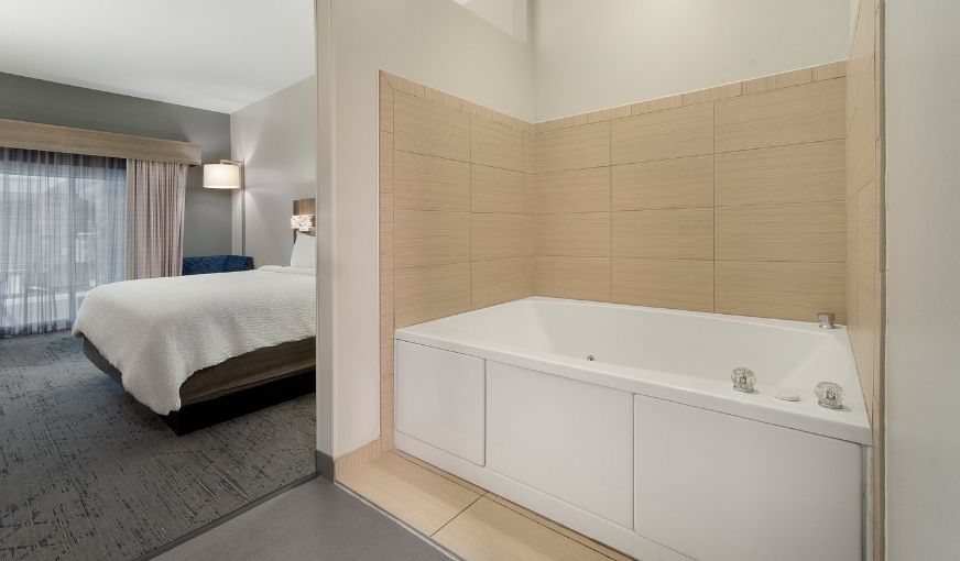 Holiday Inn Express & Suites Saginaw By IHG photo 1