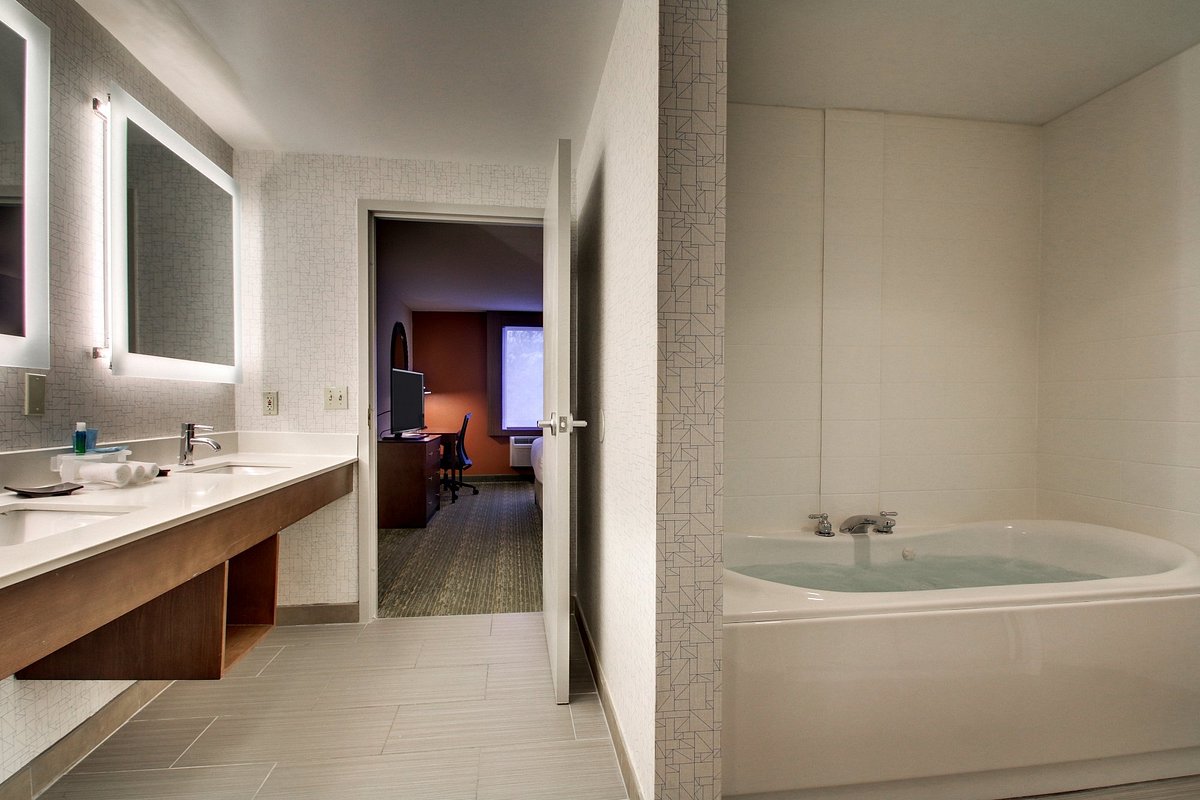 Holiday Inn Express & Suites Lincoln East – White Mountains, an IHG Hotel
