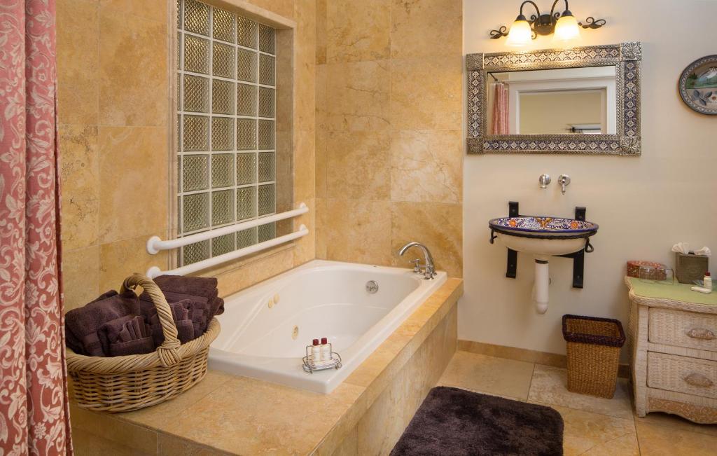 Casa Blanca Inn & Suites photo 1