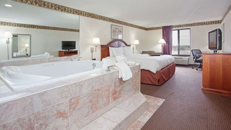Hampton Inn Bowling Green - Couples Suite with Hot Tub