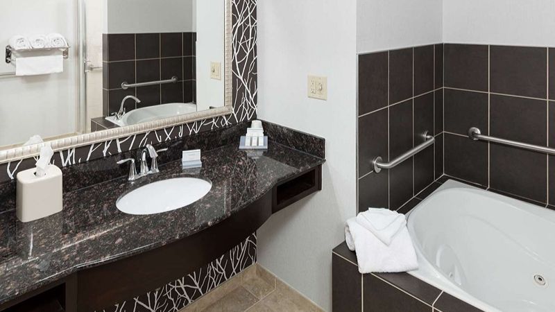 Hilton Garden Inn Cincinnati/Mason - King Whirlpool Suite