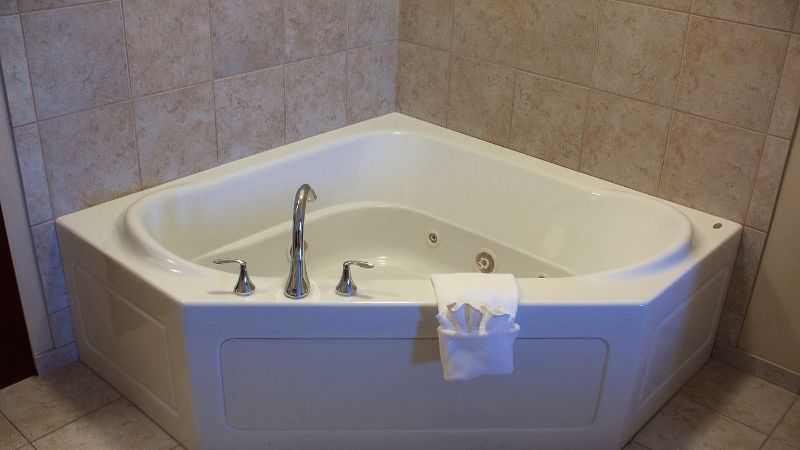 Holiday Inn Express & Suites Youngstown West – Austintown - Couples Suite with Hot Tub