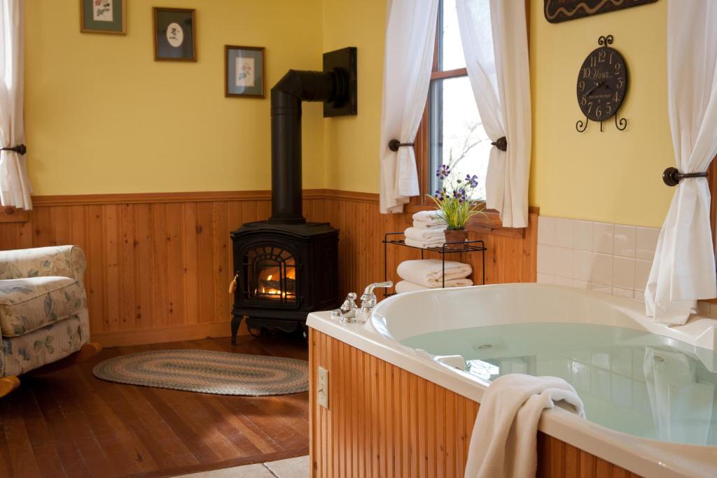 Inn & Spa at Cedar Falls photo 1
