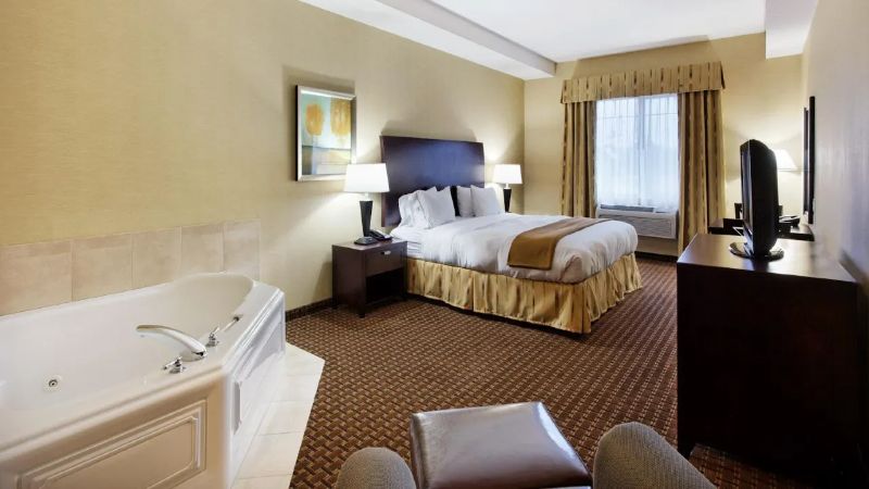 Holiday Inn Express & Suites Newport, an IHG Hotel photo 1