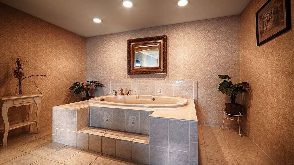 Best Western Westgate Inn - King Whirlpool Suite