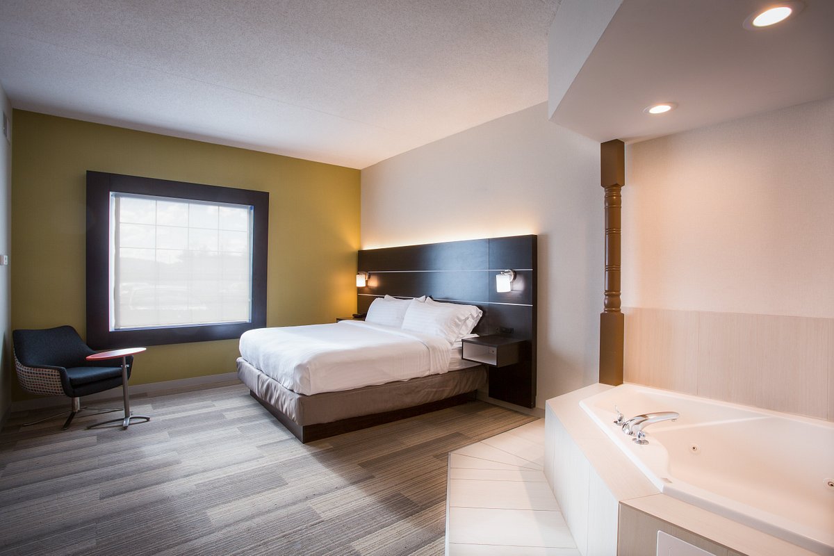 Holiday Inn Express & Suites Reading Airport, an IHG Hotel