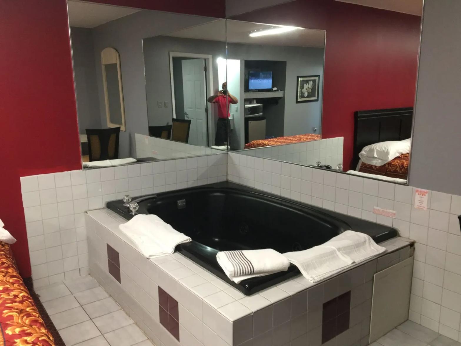 Holiday Inn Express Hotel & Suites Lancaster-Lititz, an IHG Hotel - Couples Suite with Hot Tub