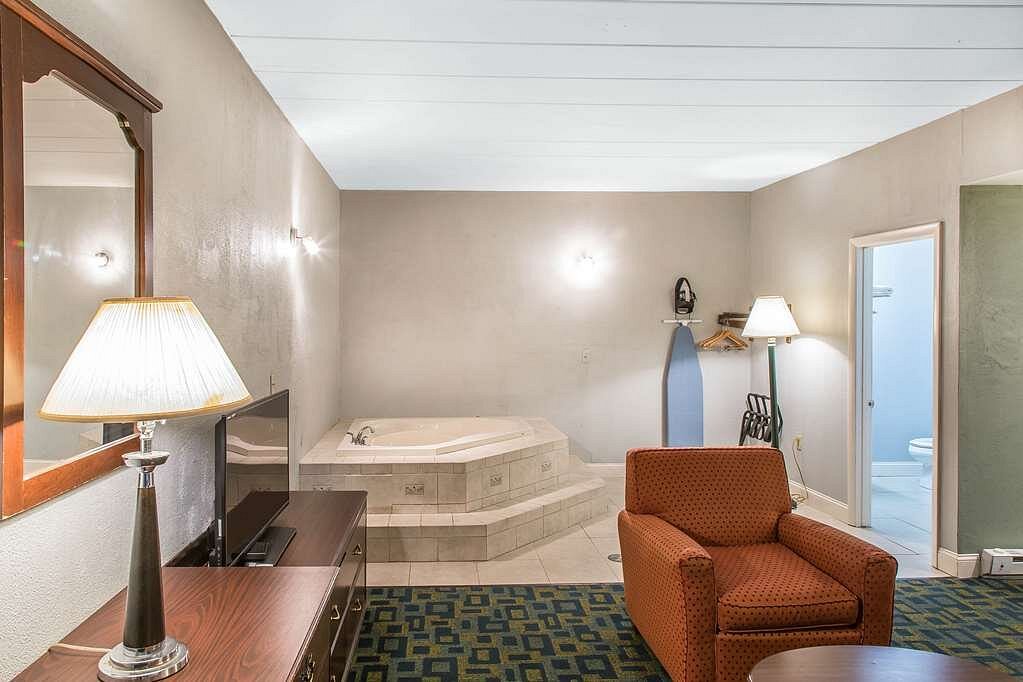 Econo Lodge Cranston photo 1