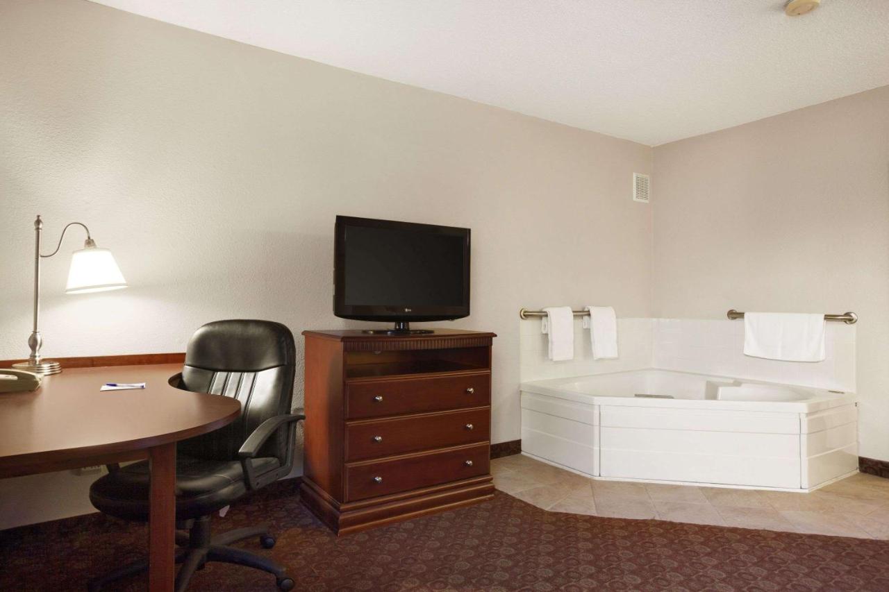Baymont by Wyndham Sioux Falls Near West 41st Street