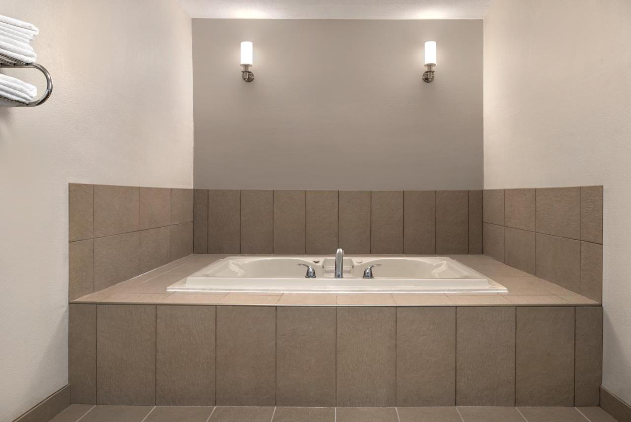 Country Inn & Suites by Radisson, Brookings, SD