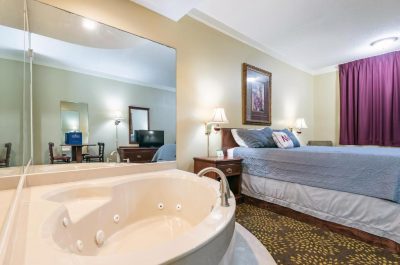 Plantation Oaks Suites & Inn - Room with Private Spa Bath