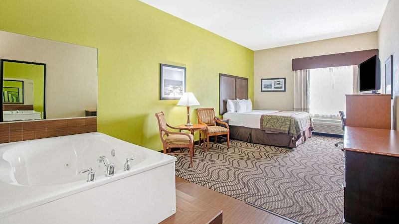 La Quinta Inn & Suites by Wyndham Corpus Christi Airport - Jetted-Tub Suite photo 1