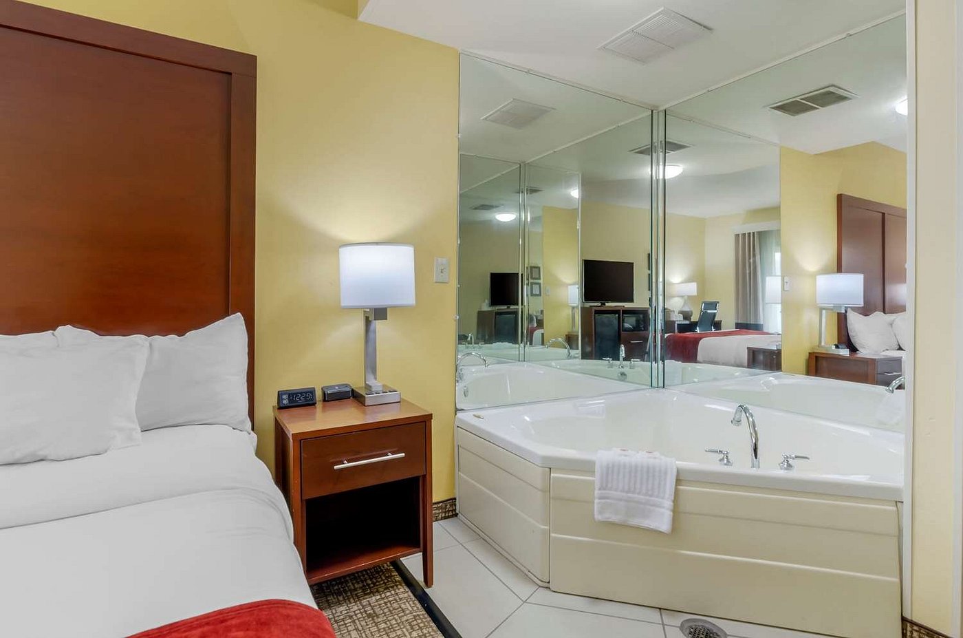 Comfort Inn & Suites Hillsville I-77 - Room with Private Spa Bath