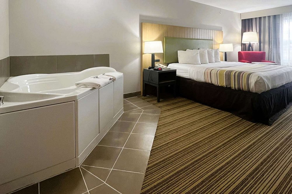 Country Inn & Suites by Radisson, Wytheville, VA - Room with Private Spa Bath