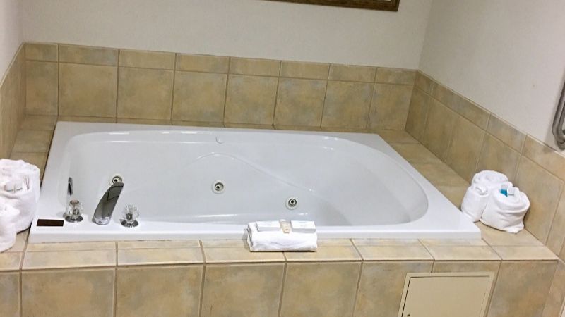 Hampton Inn Front Royal - Couples Suite with Hot Tub