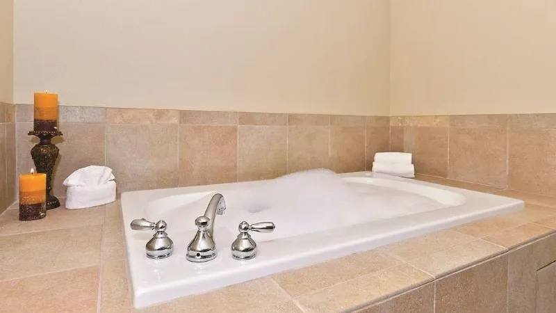 La Quinta Inn & Suites by Wyndham Auburn photo 1