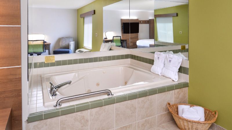 Holiday Inn Express & Suites Parkersburg – Mineral Wells, an IHG Hotel photo 1