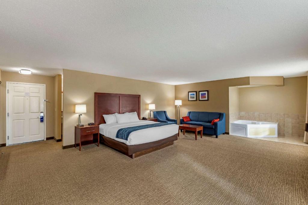 Comfort Inn & Suites Jackson – West Bend