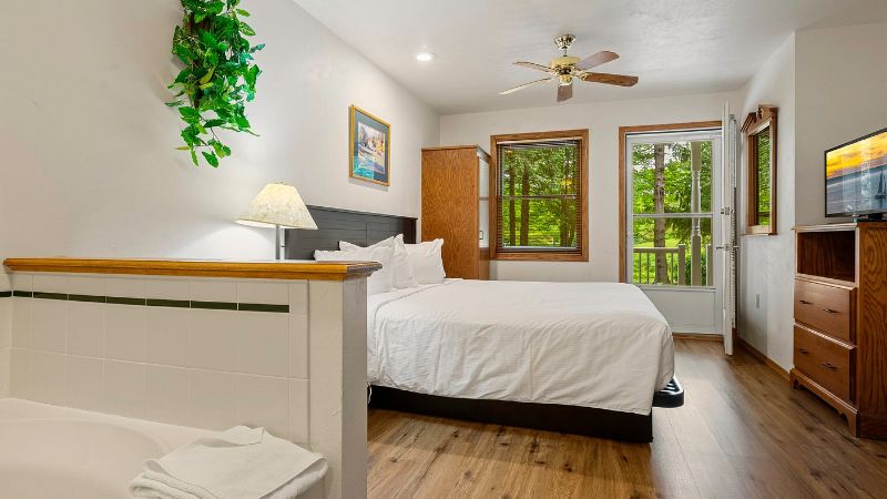 Pheasant Park - King Whirlpool Suite