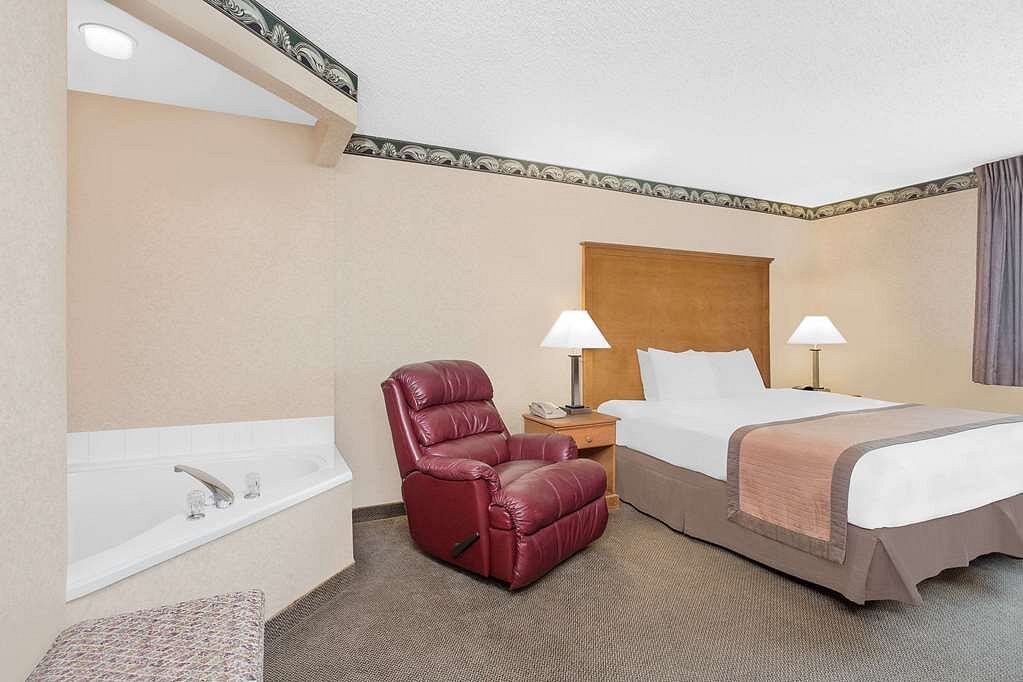 Ramada by Wyndham Waupaca photo 1