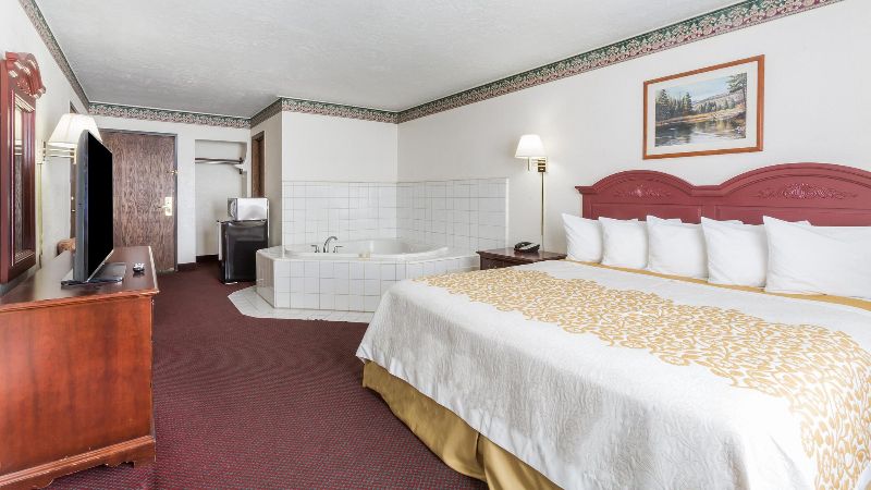 Days Inn by Wyndham Evanston WY photo 1
