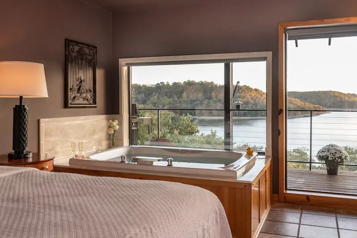 Arkansas Hotels with Jacuzzi in Rooms