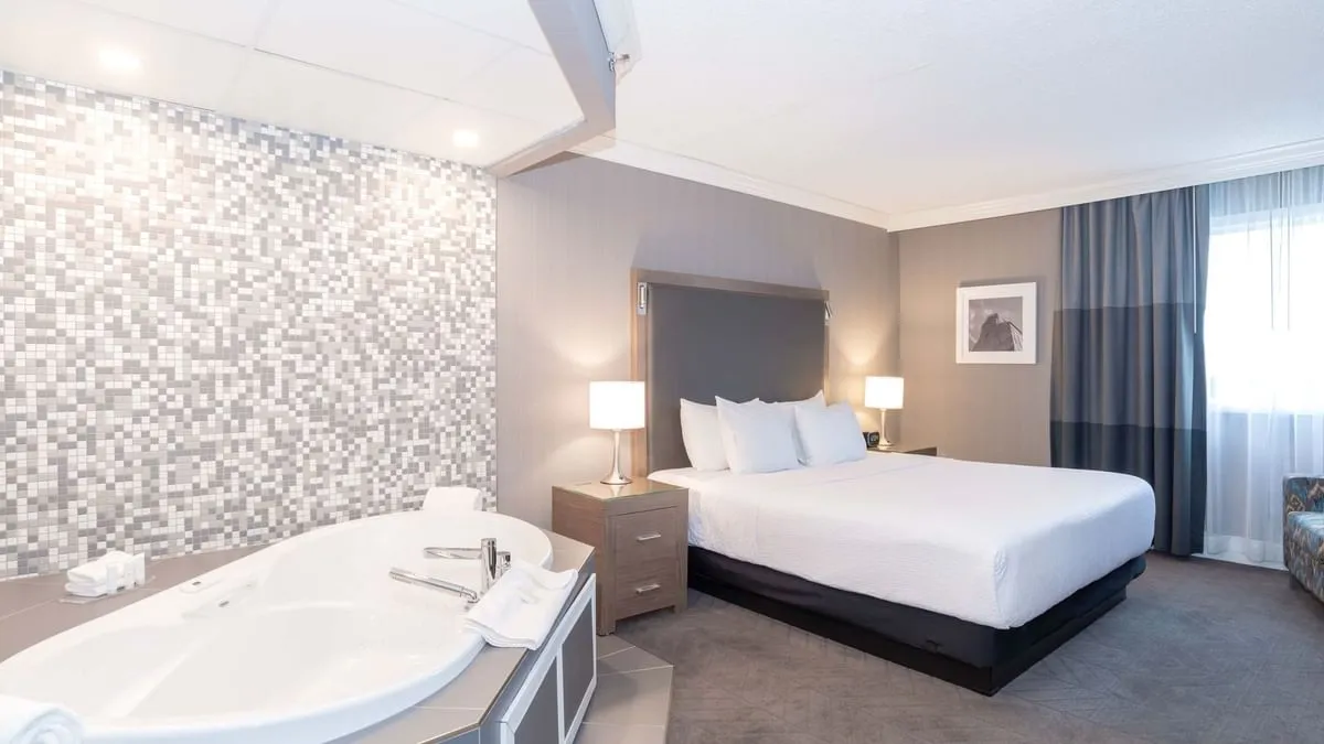 Bakersfield Hotels with Jacuzzi in Room