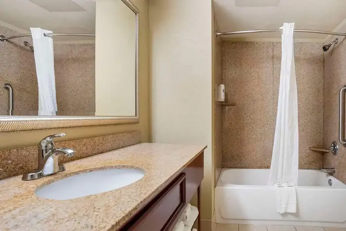 Comfort Inn & Suites Mobile Near Eastern