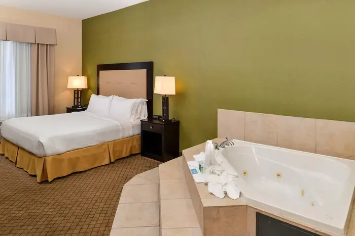 Holiday Inn Express Woodland by IHG