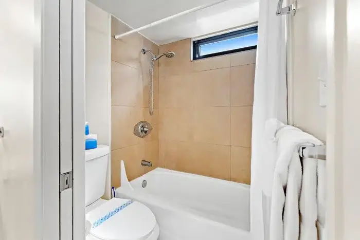 Waikiki Banyan 1BR with Great Ocean Views