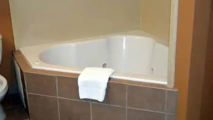 Holiday Inn Express & Suites Suffolk An