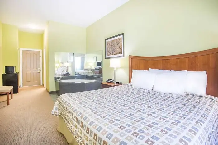 Days Inn & Suites by Wyndham Swainsboro