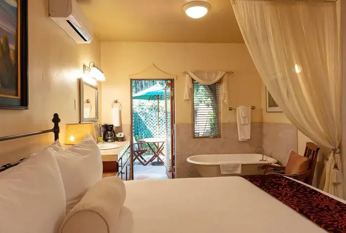 Emerald Iguana Inn
