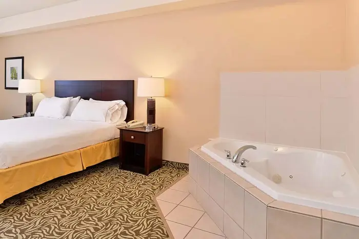 Holiday Inn Express & Suites Fresno