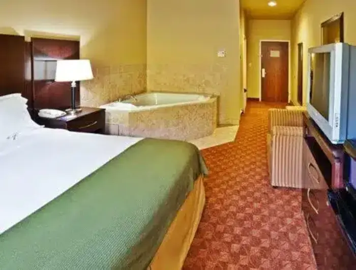 Holiday Inn Express & Suites Muskogee By