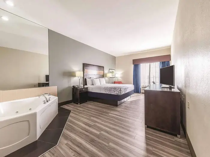 La Quinta Inn & Suites by Wyndham Tulsa