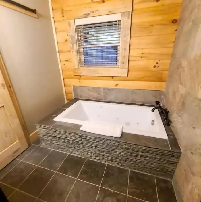 4-bedroom cabin on 5 acres with game room