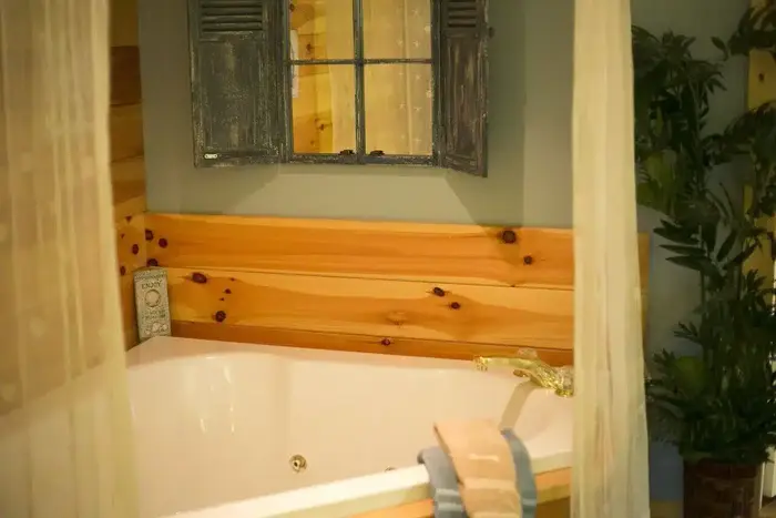 Romantic Jacuzzi Cabin Suite