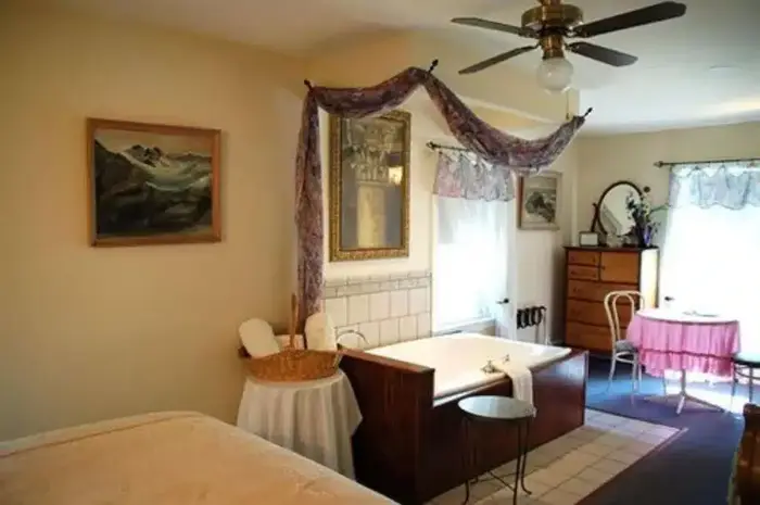 Artful Lodger Inn